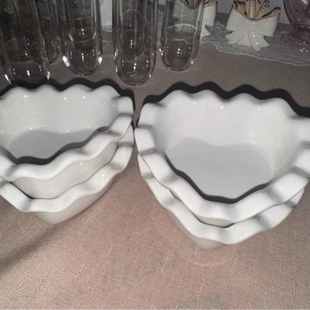 White Heart Scalloped Bowl Set